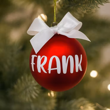 Julgranskula med namn och rosett