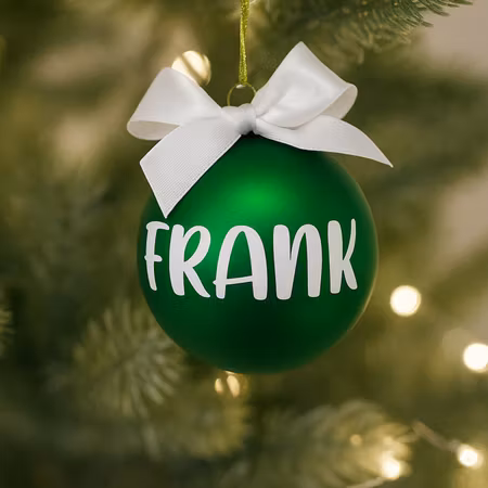 Julgranskula med namn och rosett