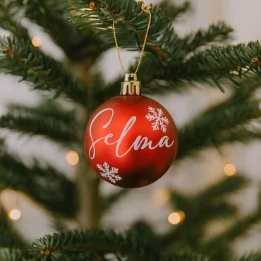 Julgranskula med namn och snöflingor