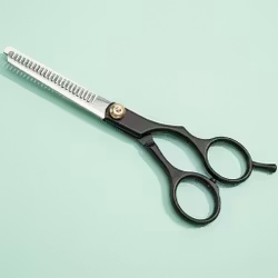 Ohennussakset hiustenmuotoiluun