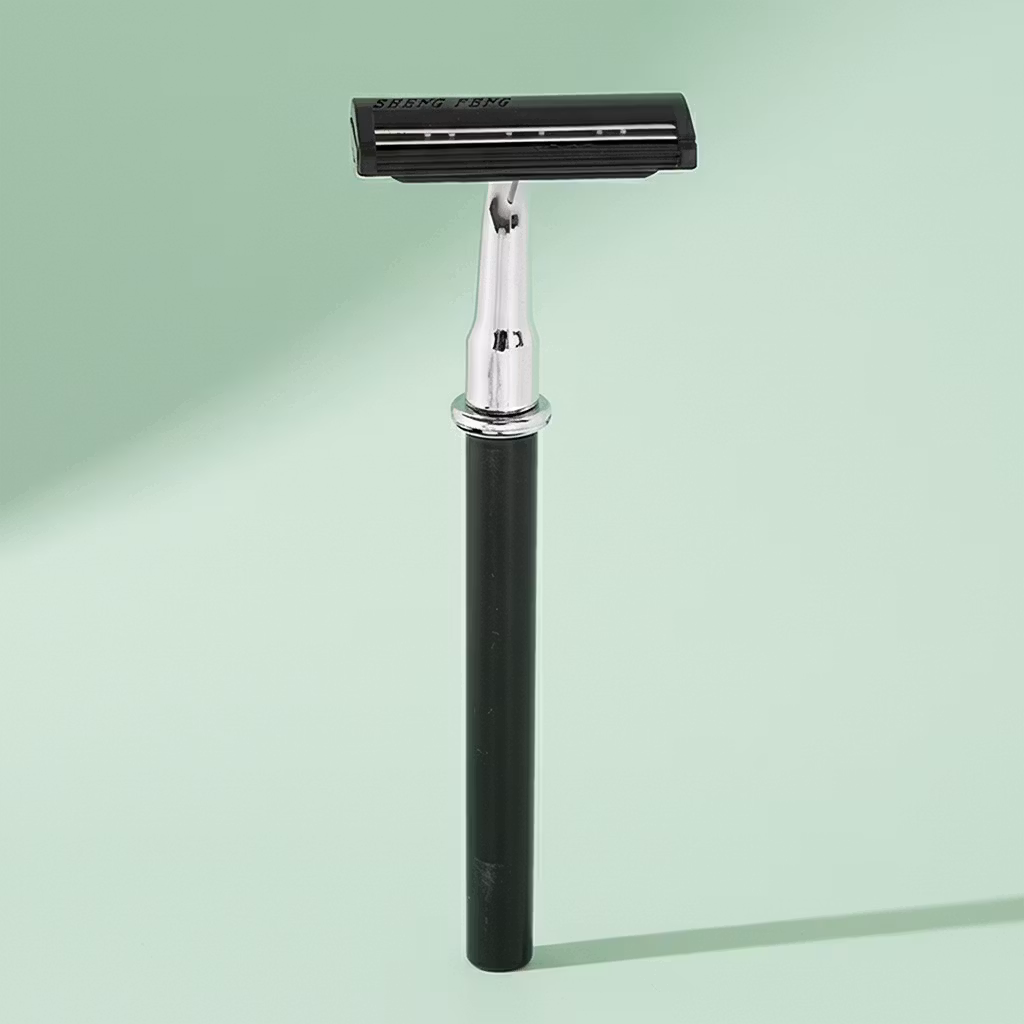 Kattava parranajosetti telineellä