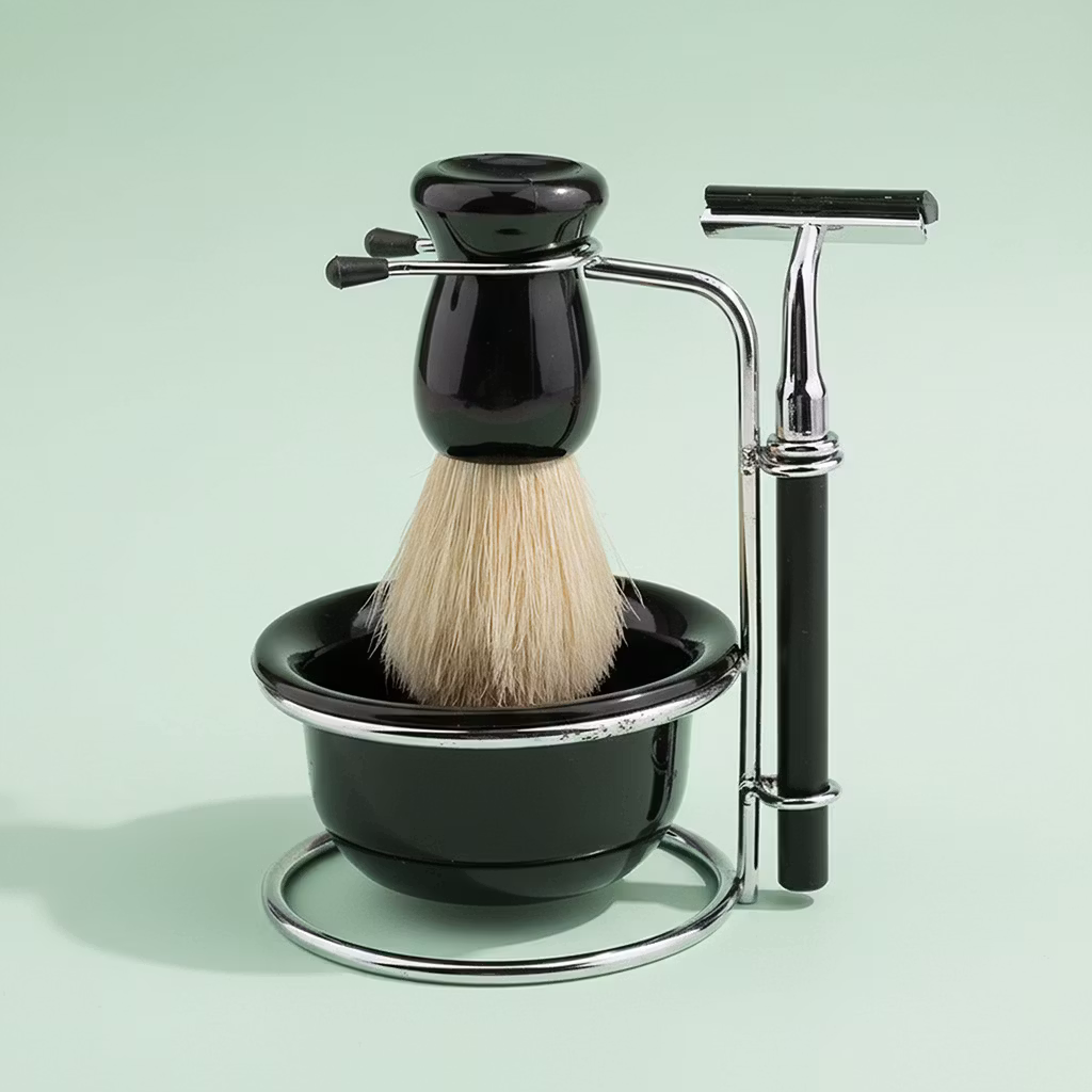 Kattava parranajosetti telineellä