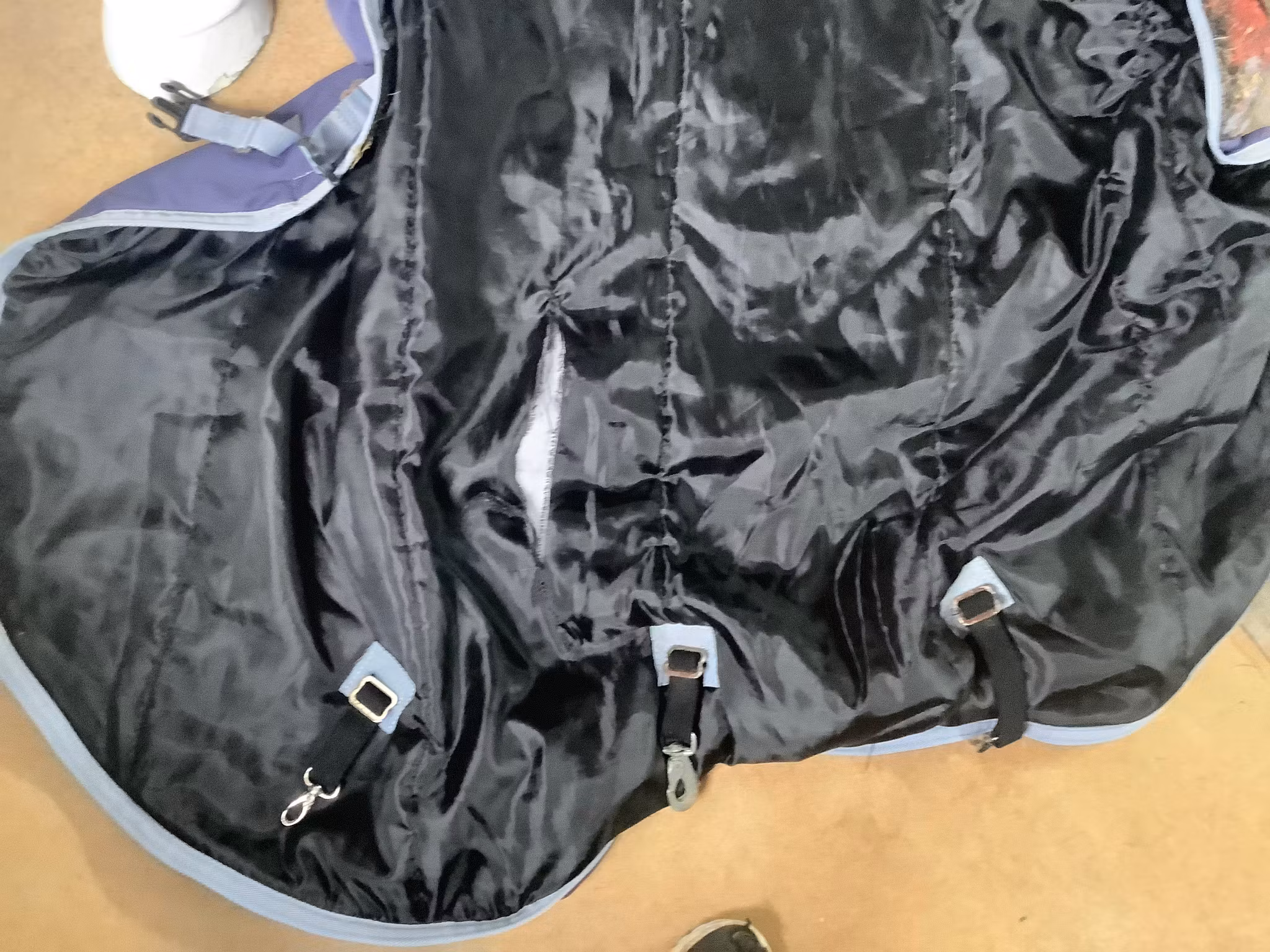 Shires halstäcke,blå,L,en reva insidan