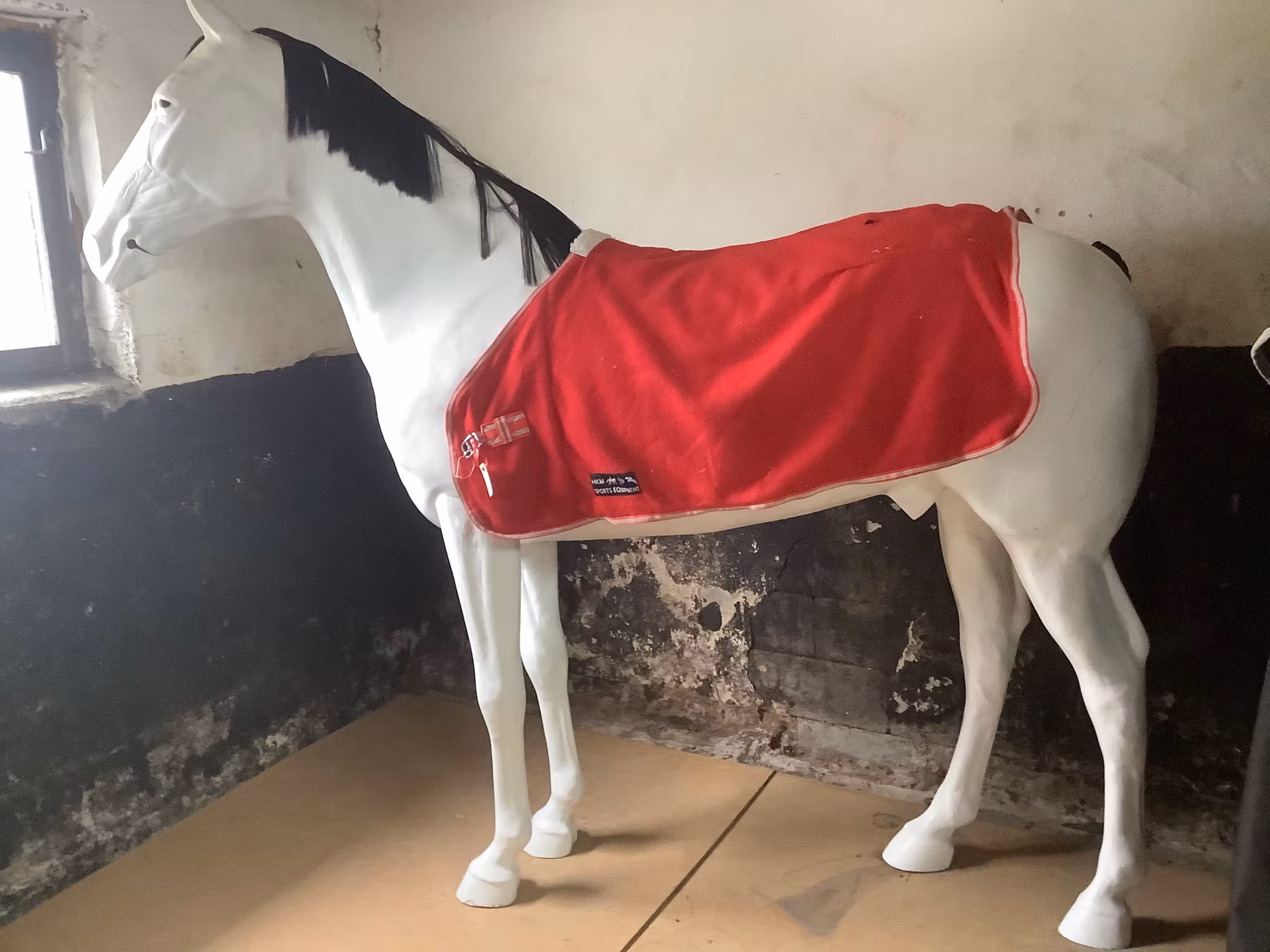 HKM,fleecetäcke,rött,lite hål,85 cm