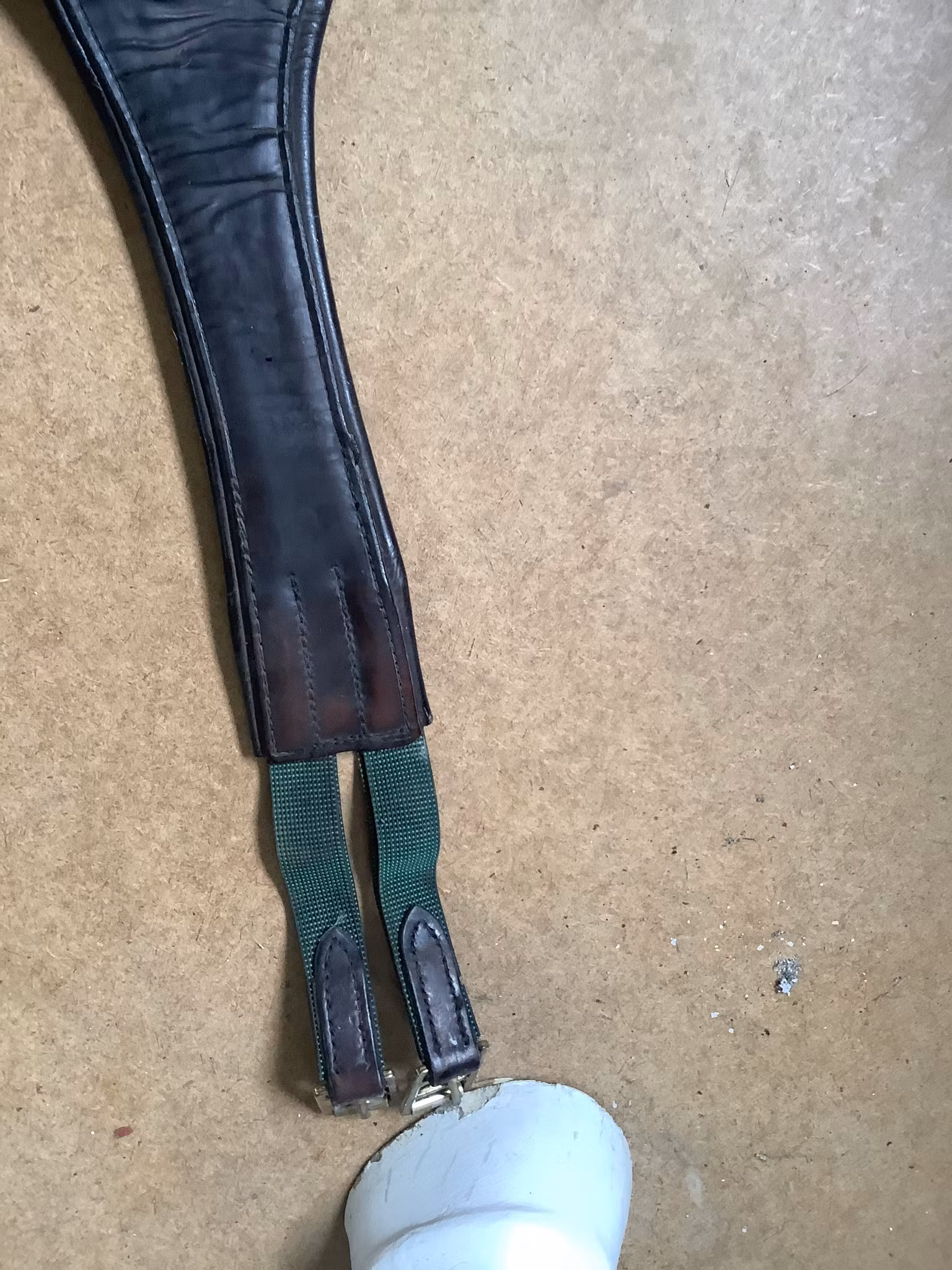 Sadelgjord med magplatta, brun, 135 cm