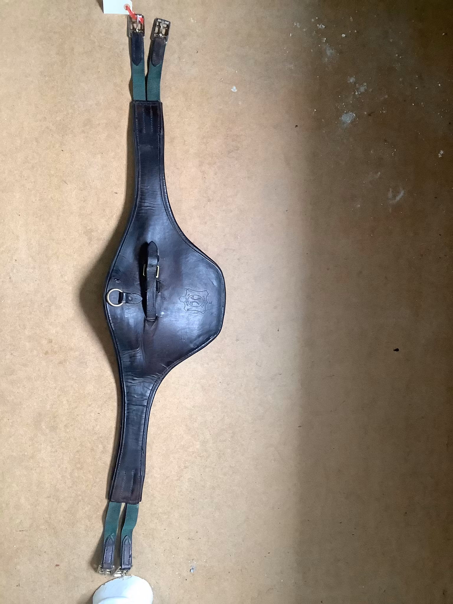 Sadelgjord med magplatta, brun, 135 cm