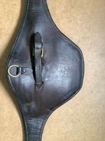 Sadelgjord med magplatta, brun, 135 cm