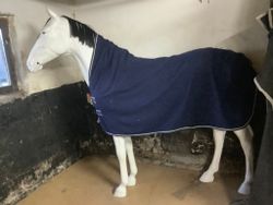 Fleecetäcke,blå,släppt i en söm men ej hål,125 cm