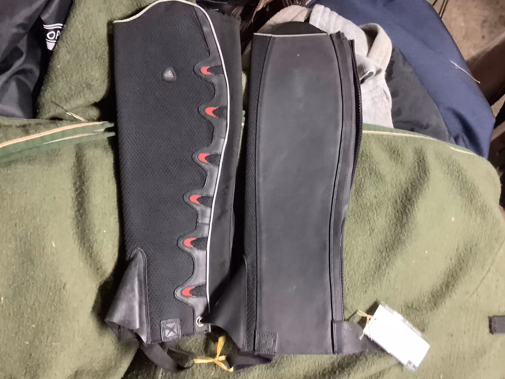 Mountain horse shortchaps,svarta med mönster,stl m/l,nya