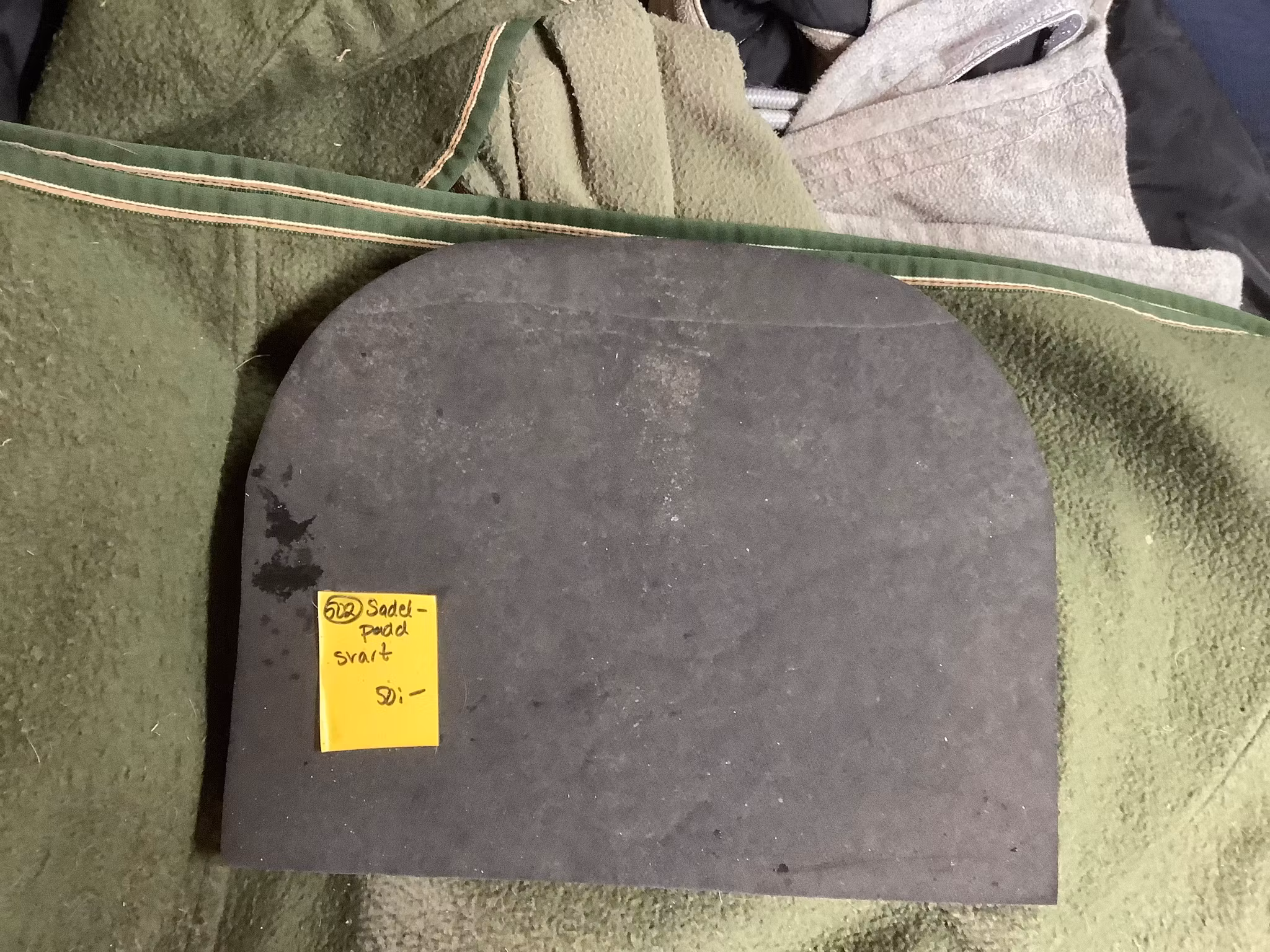 Sadelpadd svart