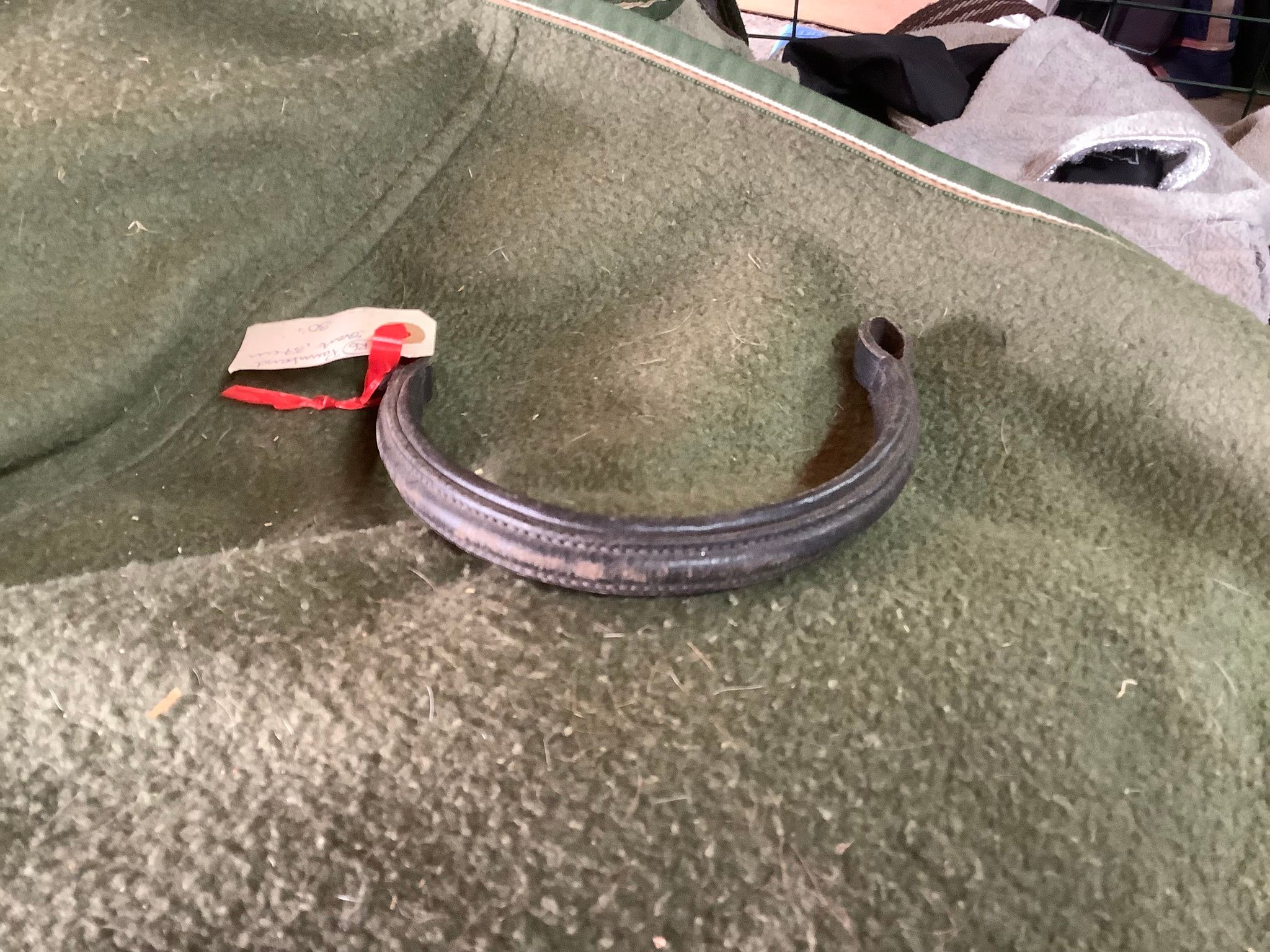 Pannband svart 37 cm