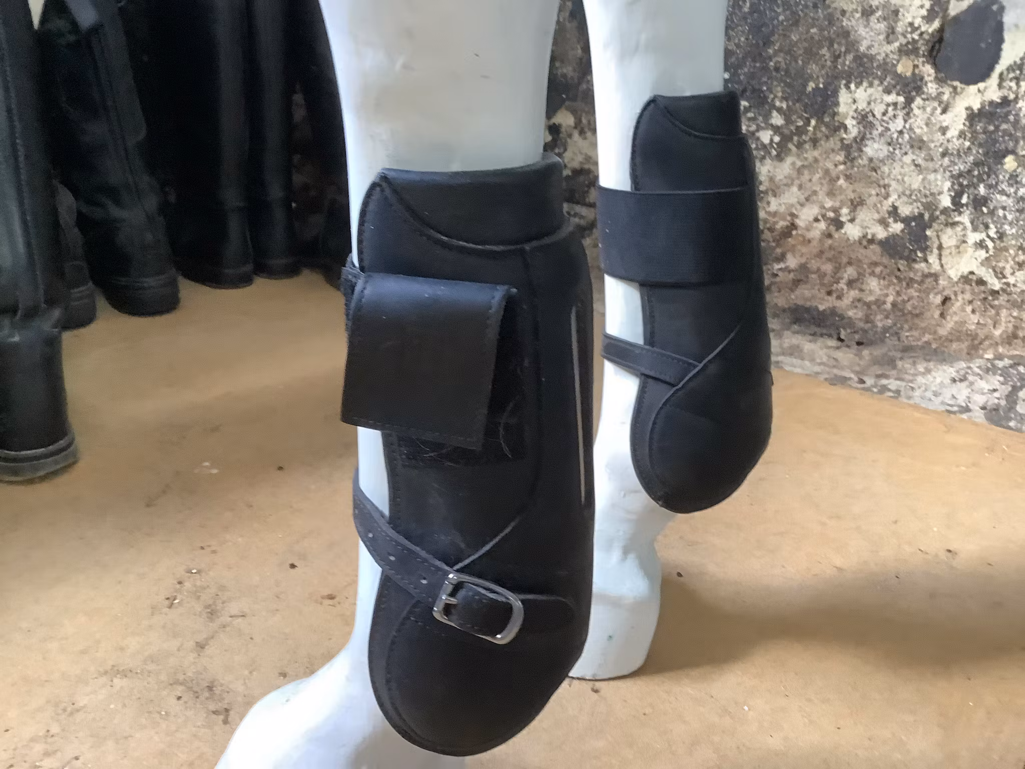 Tolga brussel,benskydd,svarta,fram +bak,stl m,läder