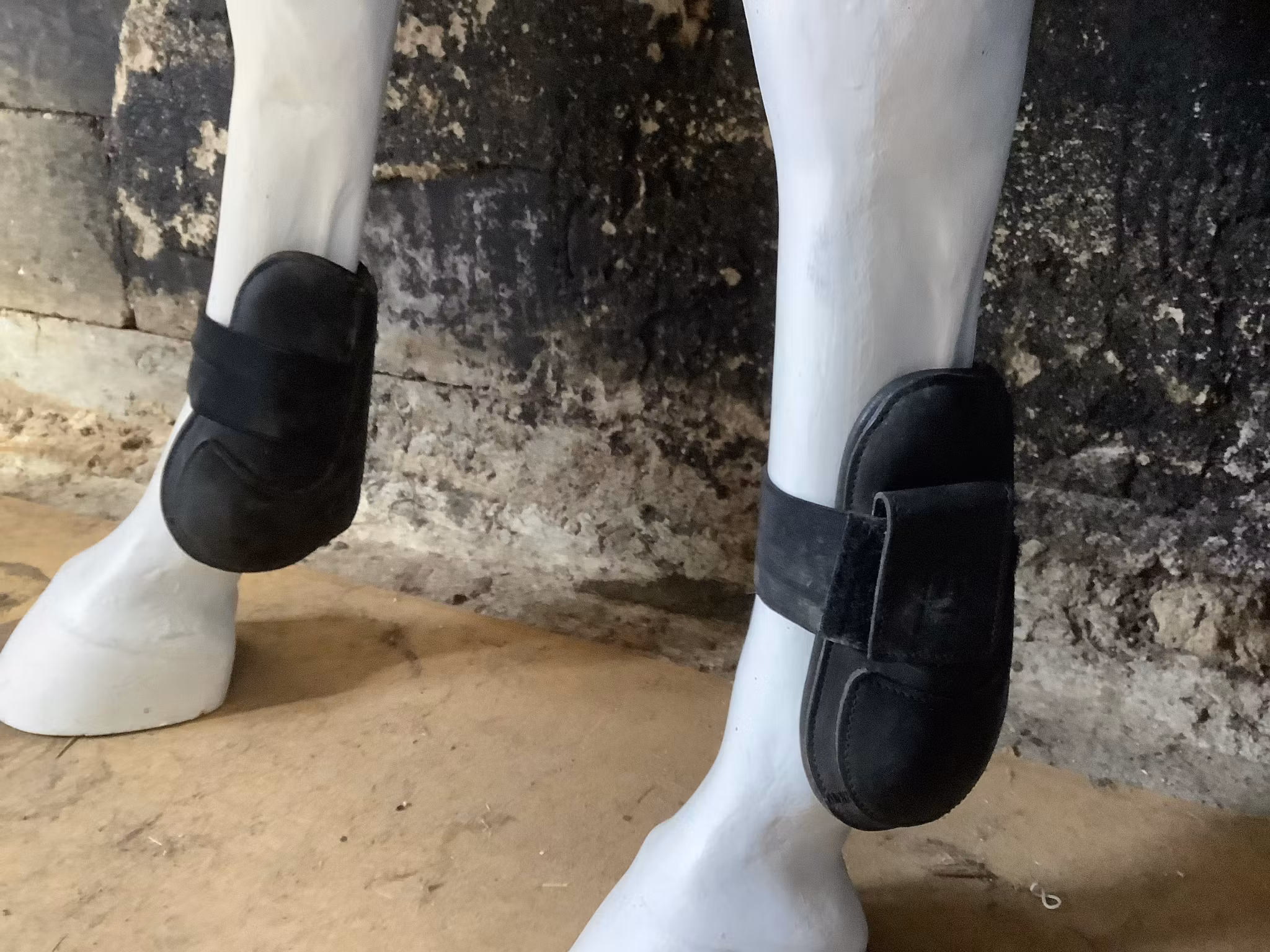 Tolga brussel,benskydd,svarta,fram +bak,stl m,läder