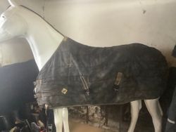 Stalltäcke otvättat,svart,några hål,125 cm