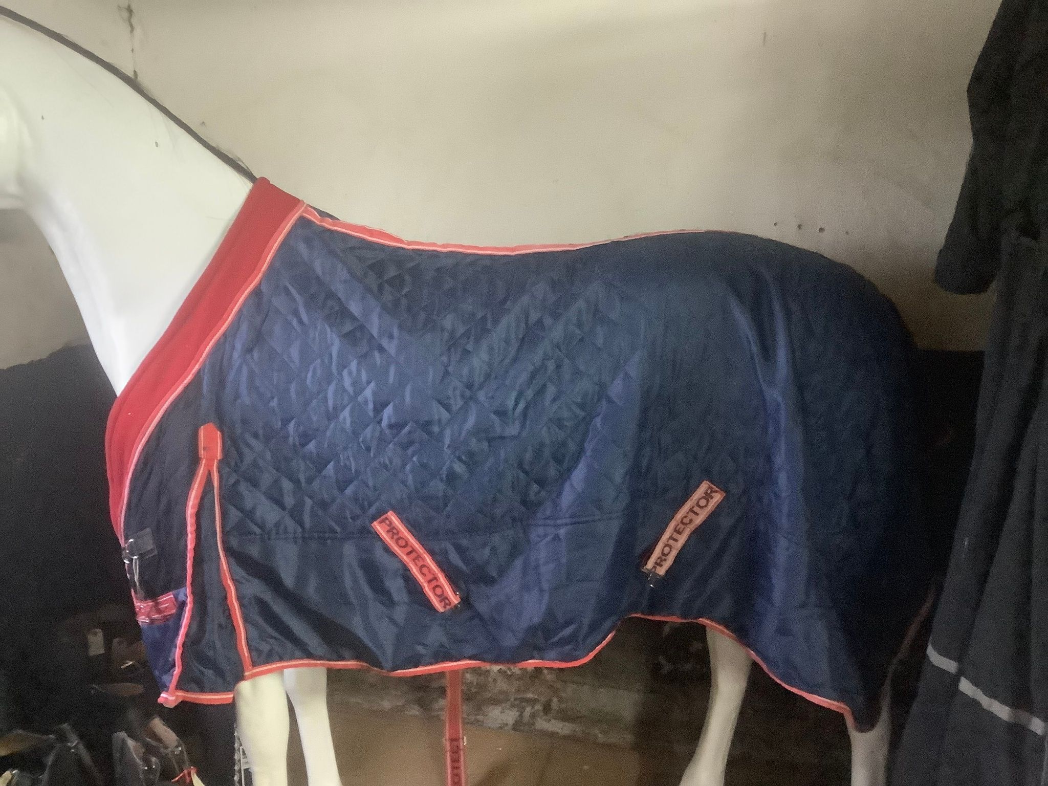 Protector stalltäcke,ca 200 gr,blått,fattas en kryssgjord,160 cm,