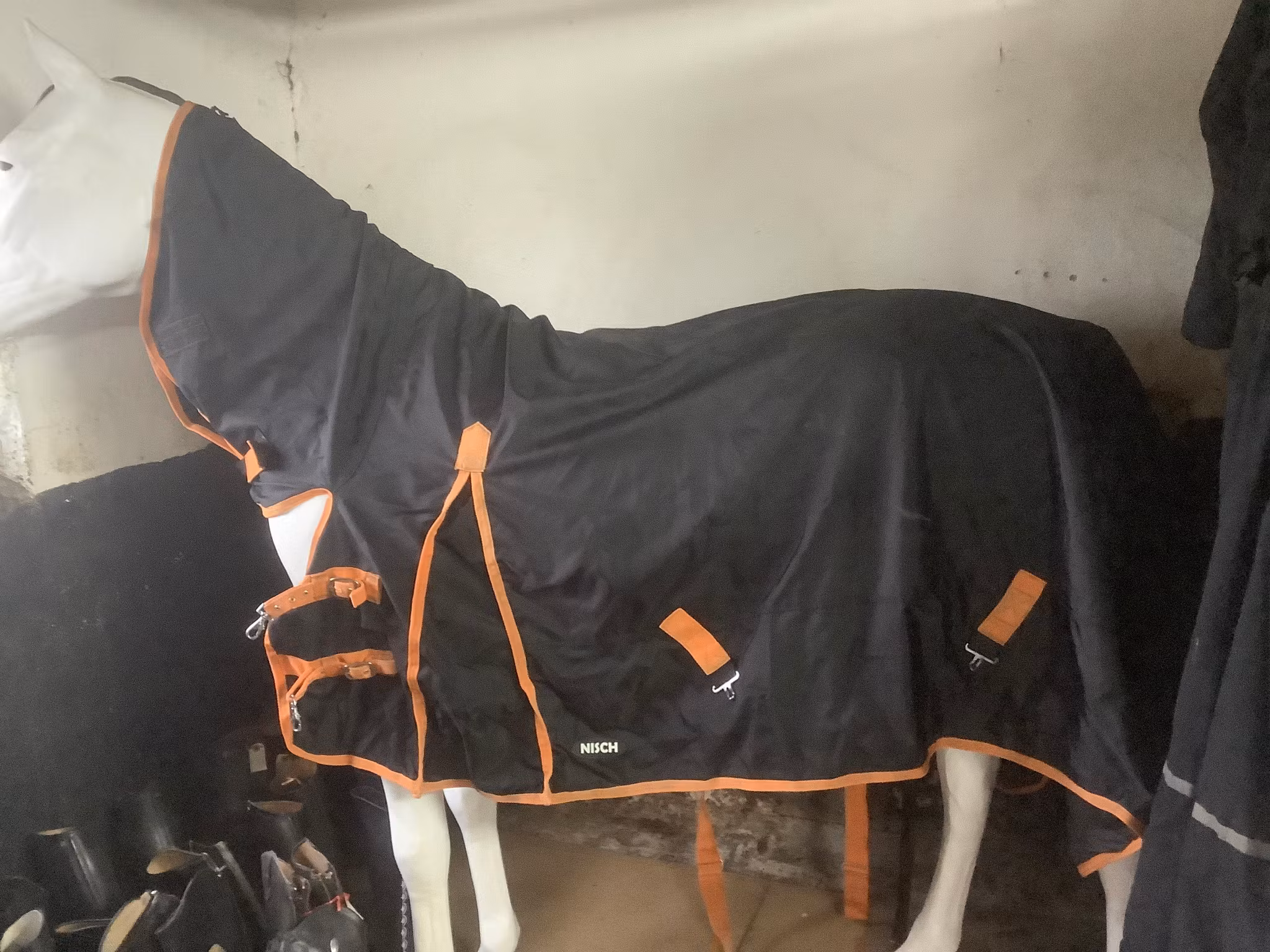 Nisch regntäcke med fast hals,fattas ett knäppe på halsen,svart, 145 cm