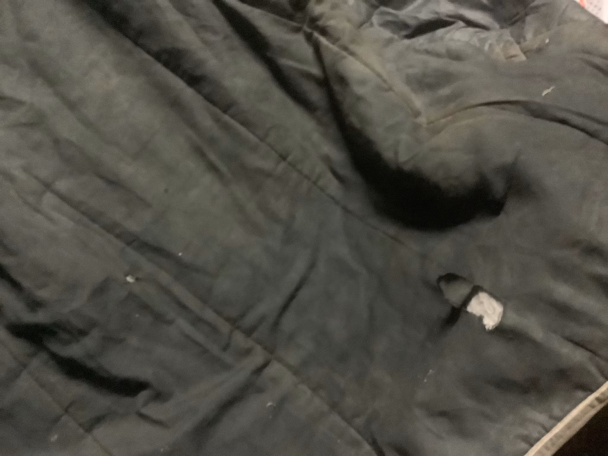 Vintetäcke ca 200 gr,brunt,135 cm,2 små revor insidan,ett hål utsidan