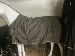Vintetäcke ca 200 gr,brunt,135 cm,2 små revor insidan,ett hål utsidan