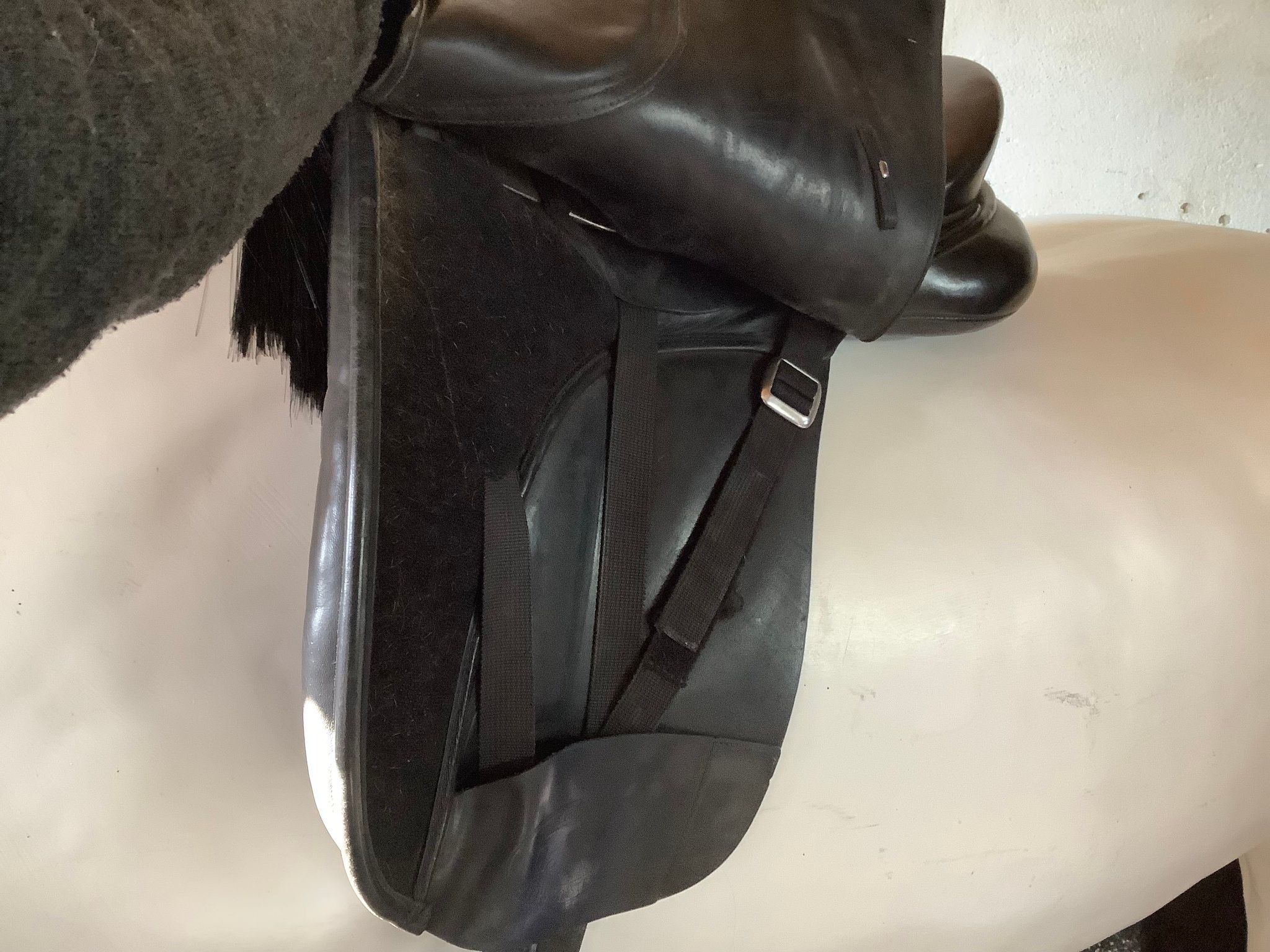Bates dressyrsadel, svart,stl 42R= 16,5”,rött järn
