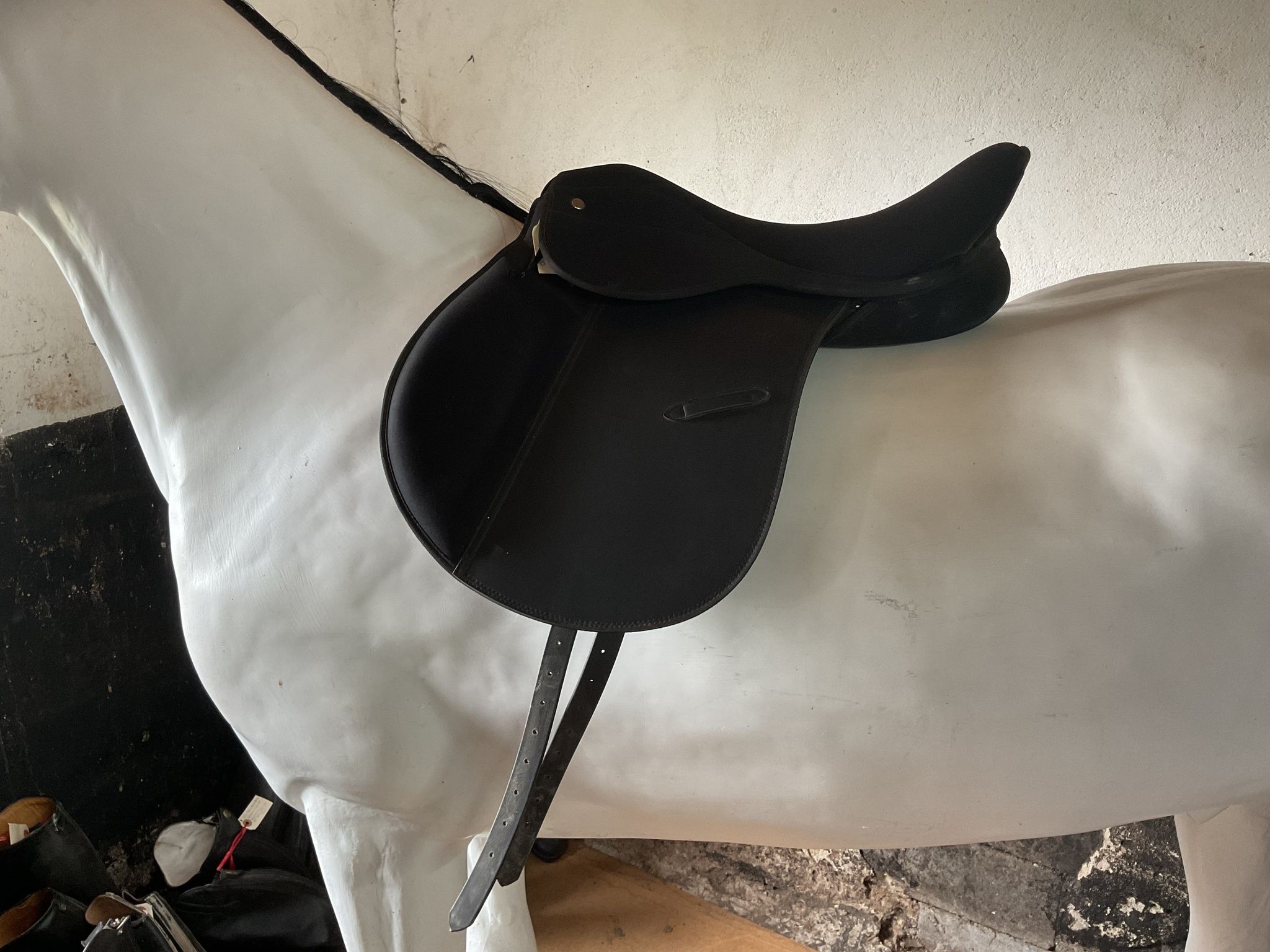 Syntetsadel svart, 17,5” x 30, nyskick