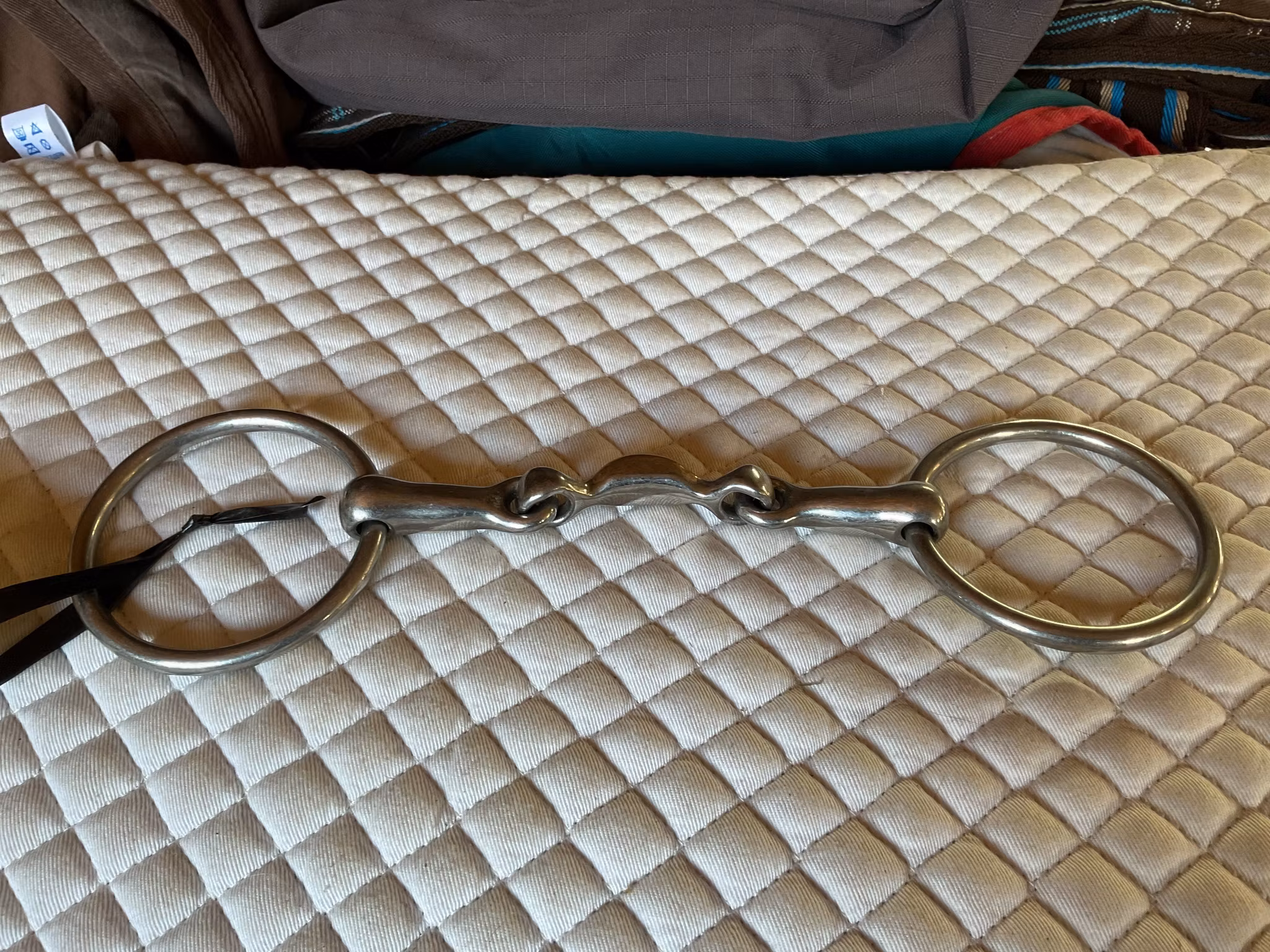 Tredelat bett med tungfrihet, 13 cm