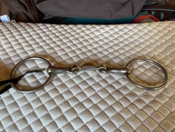 Tredelat bett med tungfrihet, 13 cm