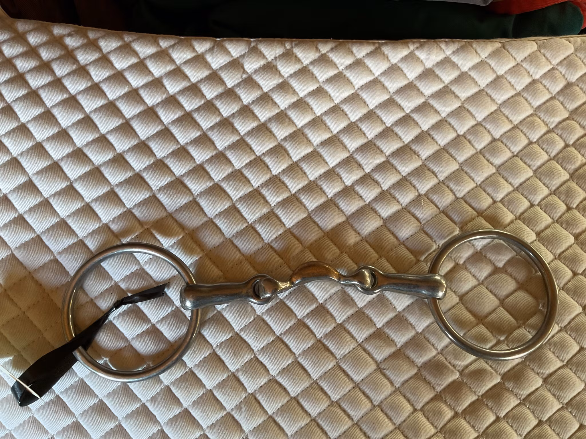 Tredelat bett med tungfrihet, 13 cm