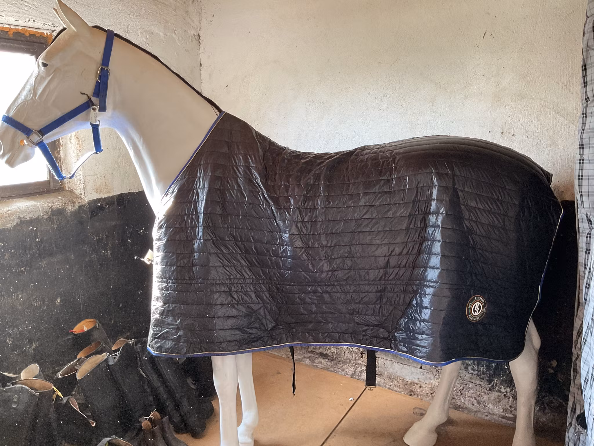 Hansbo stalltäcke light, 145 cm, en liten reva insidan, ca 50 gr