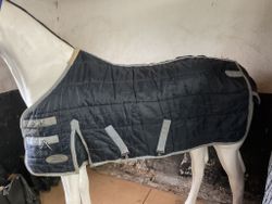 Shires stalltäcke,blått,otvättat,375 gr,110 cm,ngt litet hål