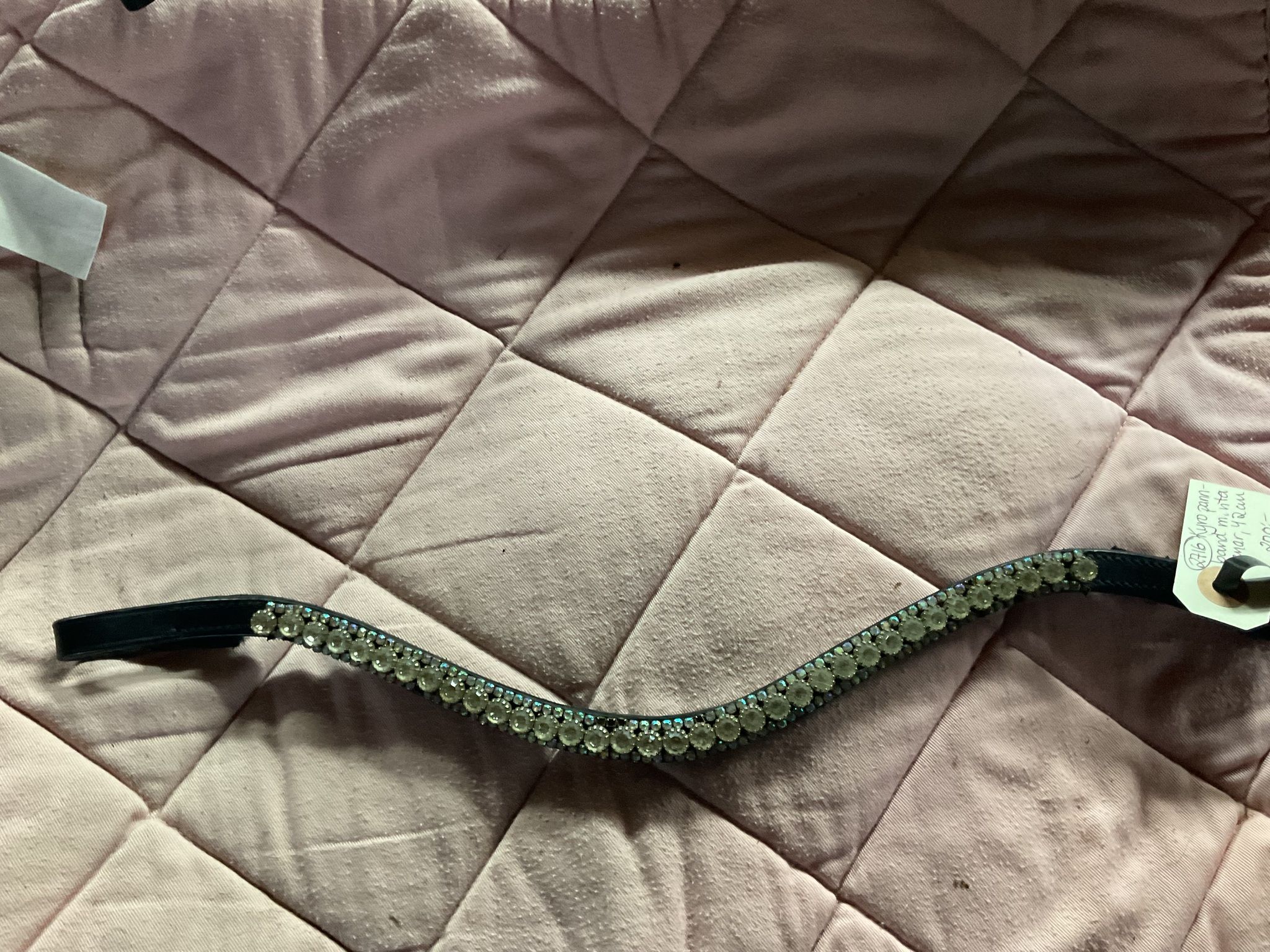 Kyro pannband med vita stenar,42 cm,ngn liten sten fattas,kardborren är lite sliten