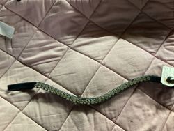 Kyro pannband med vita stenar,42 cm,ngn liten sten fattas,kardborren är lite sliten