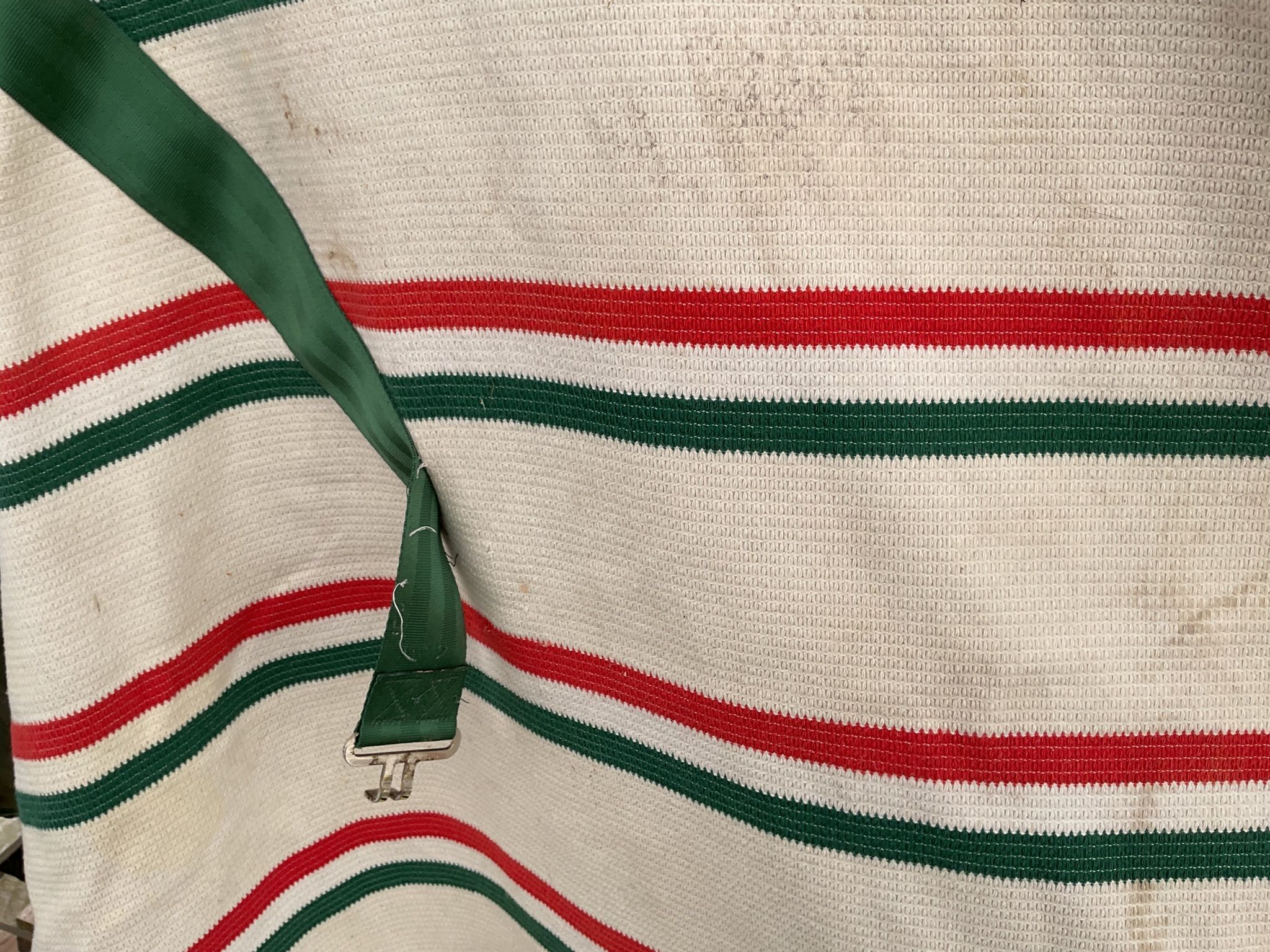 Hansbo sports,130 cm,ngn fläck förekommer,ena kryssgjorden släppt lite