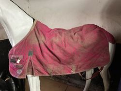Täcke rosa,115 cm,otvättat,ett söndrigt knäppe fram