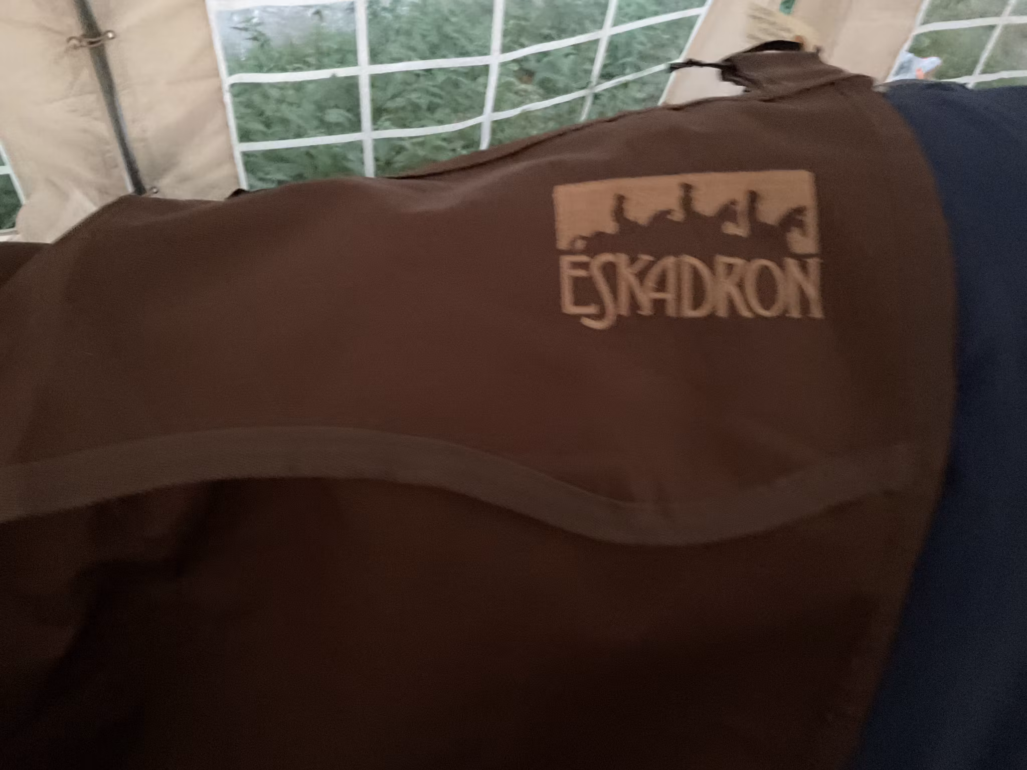 Eskadron boxgardin, brun, lite sliten
