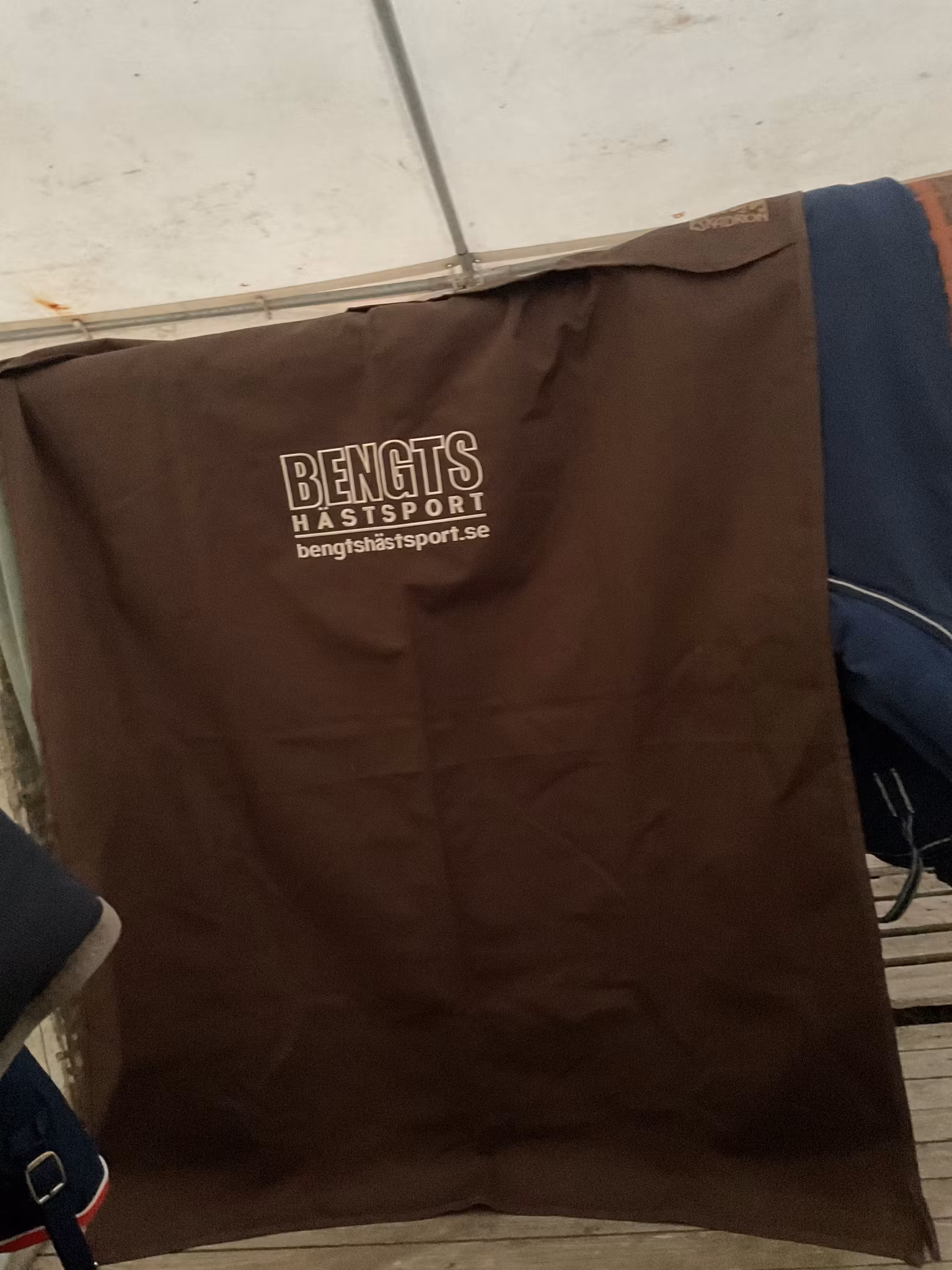 Eskadron boxgardin, brun, lite sliten
