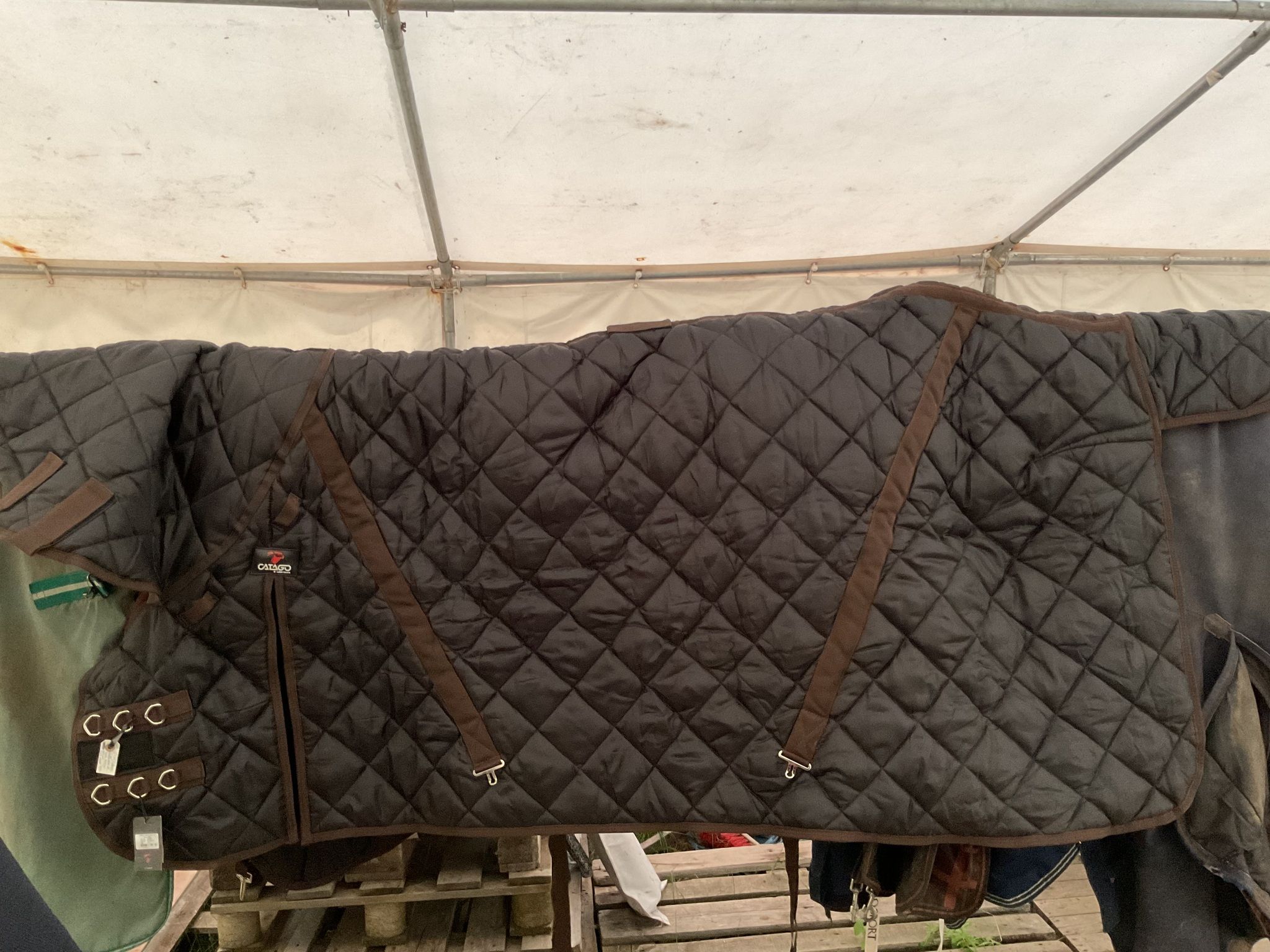 Catago stalltäcke med hals, 500 gr, 165 cm, svart med brunt, nytt