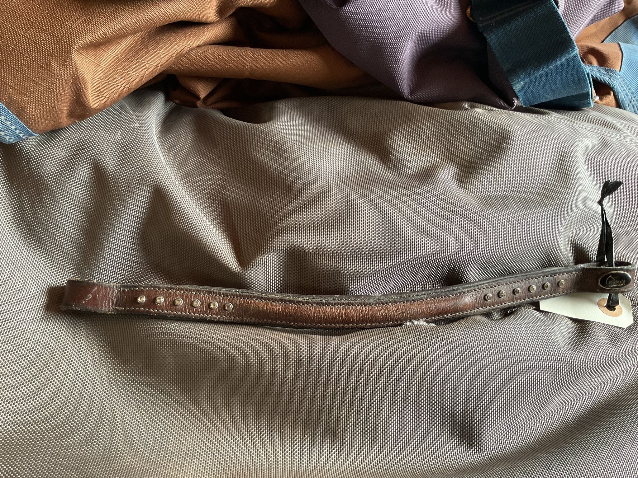 Pannband riders company, brunt med stenar, 37 cm