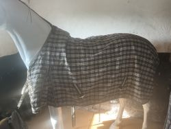 Täcke rutigt, ngr småhål, 145 cm
