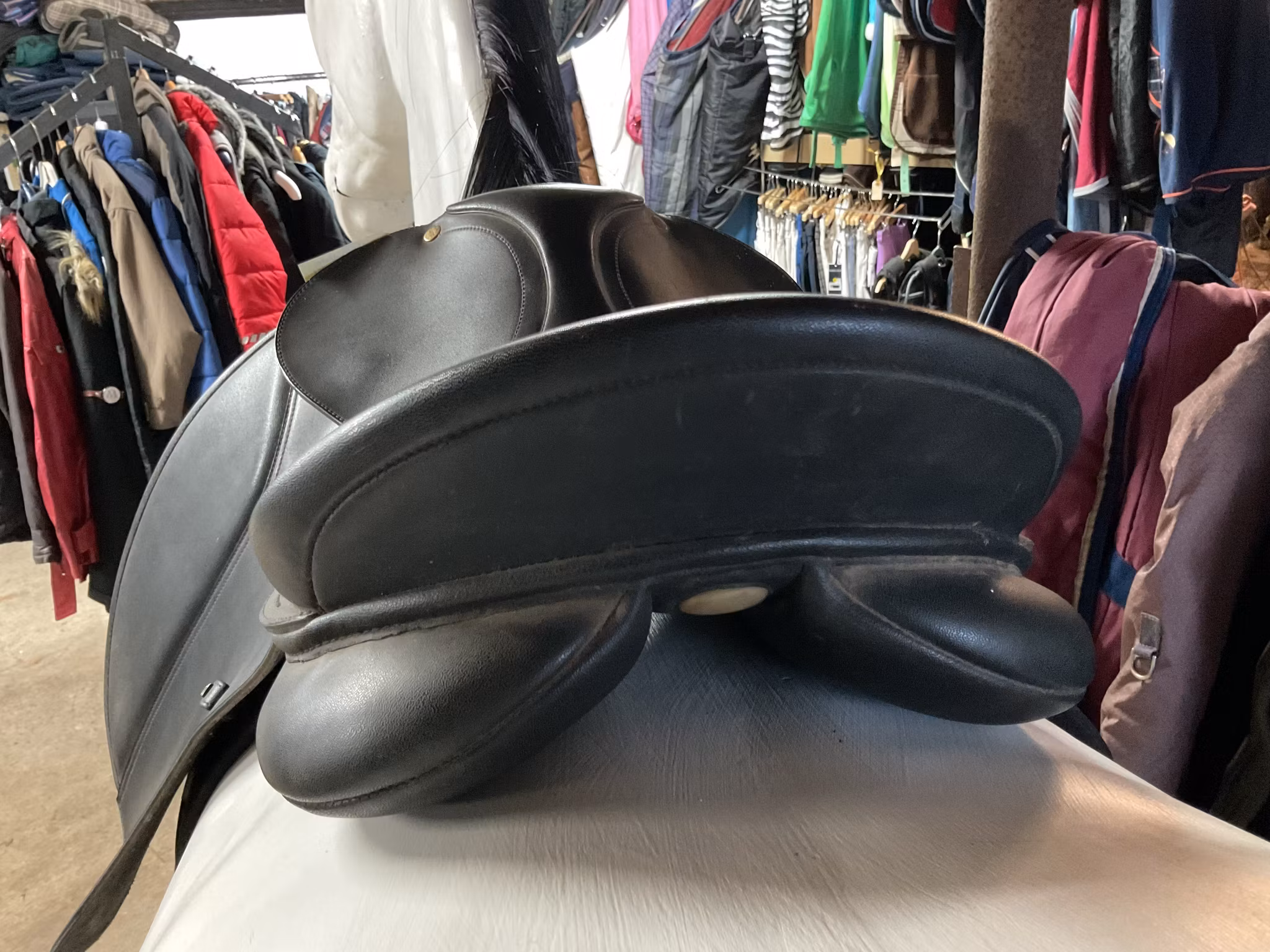 Wintec dressyrsadel 17,5”, vitt järn sitter i