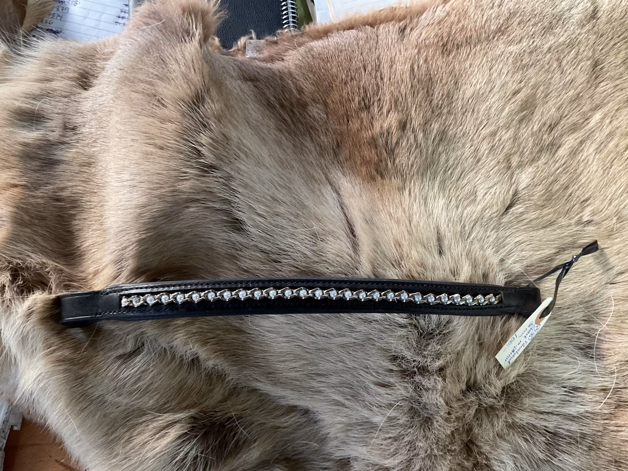 Pannband svart med pärlor 36 cm