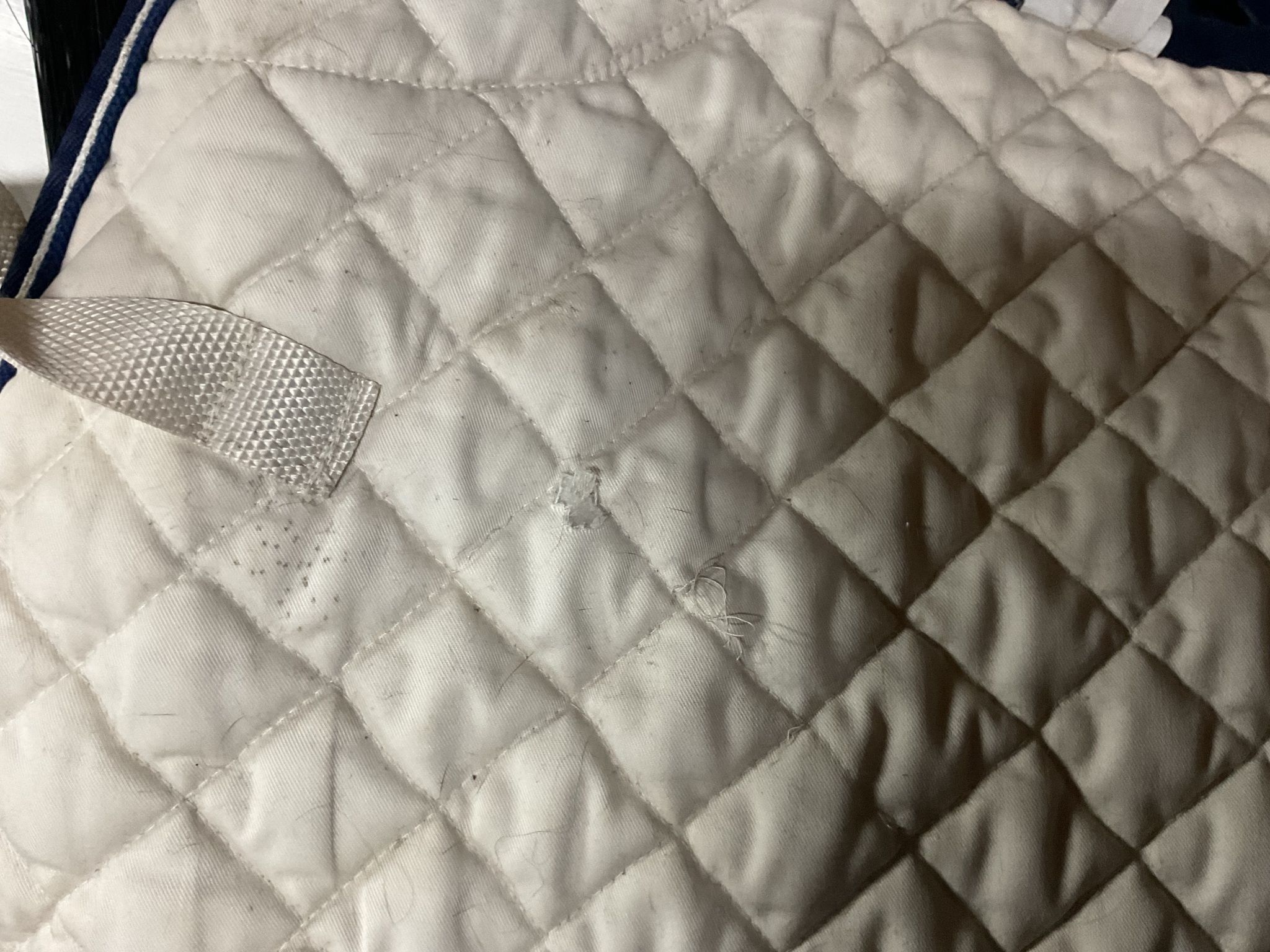 Mias rs, schabrak,vitt, 17”, ngn småfläck, ett hål