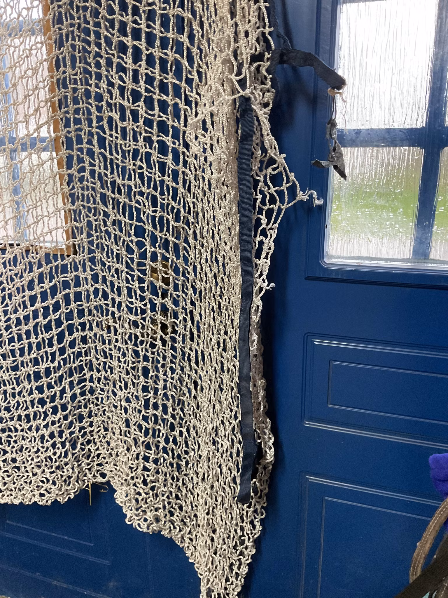 Stort slow feed nät, släppt i ena sidan men går att fixa