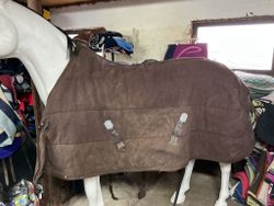 Equiline stalltäcke, otvättat, brunt, 300 gr, 155 cm, ett hål