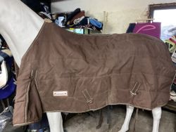 Svensk ridsport täcke, brunt, 250 gr, 145 cm, 2 hål, otvättat
