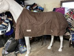 Svensk ridsport täcke, brunt, 250 gr, 145 cm, 2 hål, otvättat