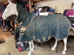 Vintertäcke med lös hals, 155 cm,ca 300 gr,otvättat,ngt hål insidan halsen