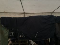 Onehorse utetäcke med hals, ca 300 gr, 125 cm, slit-och slängtäcke