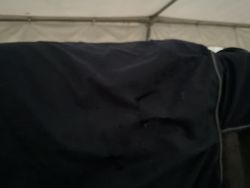 Onehorse utetäcke med hals, ca 300 gr, 125 cm, slit-och slängtäcke