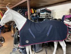 Top equestrian wear, ulltäcke, blått, 145 cm, ngt litet hål