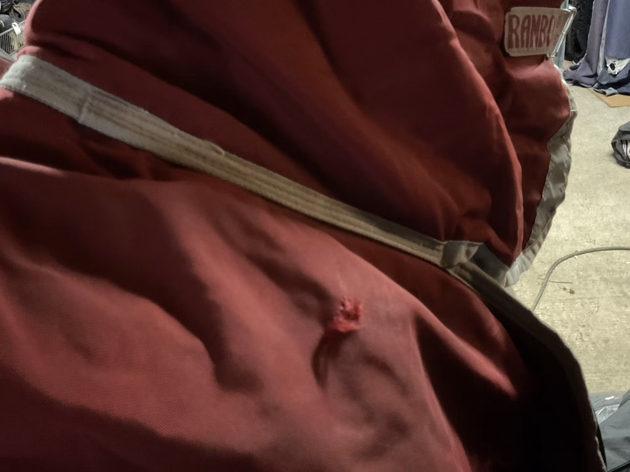 Rambo utetäcke med fast hals,140 cm, ca 350 gr,två hål